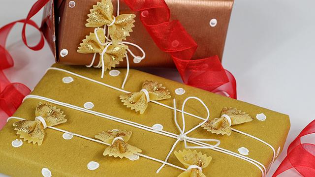 Decorazioni Natalizie Per Pacchi Regalo.Come Preparare Pacchi Regalo Natalizi In Modo Originale